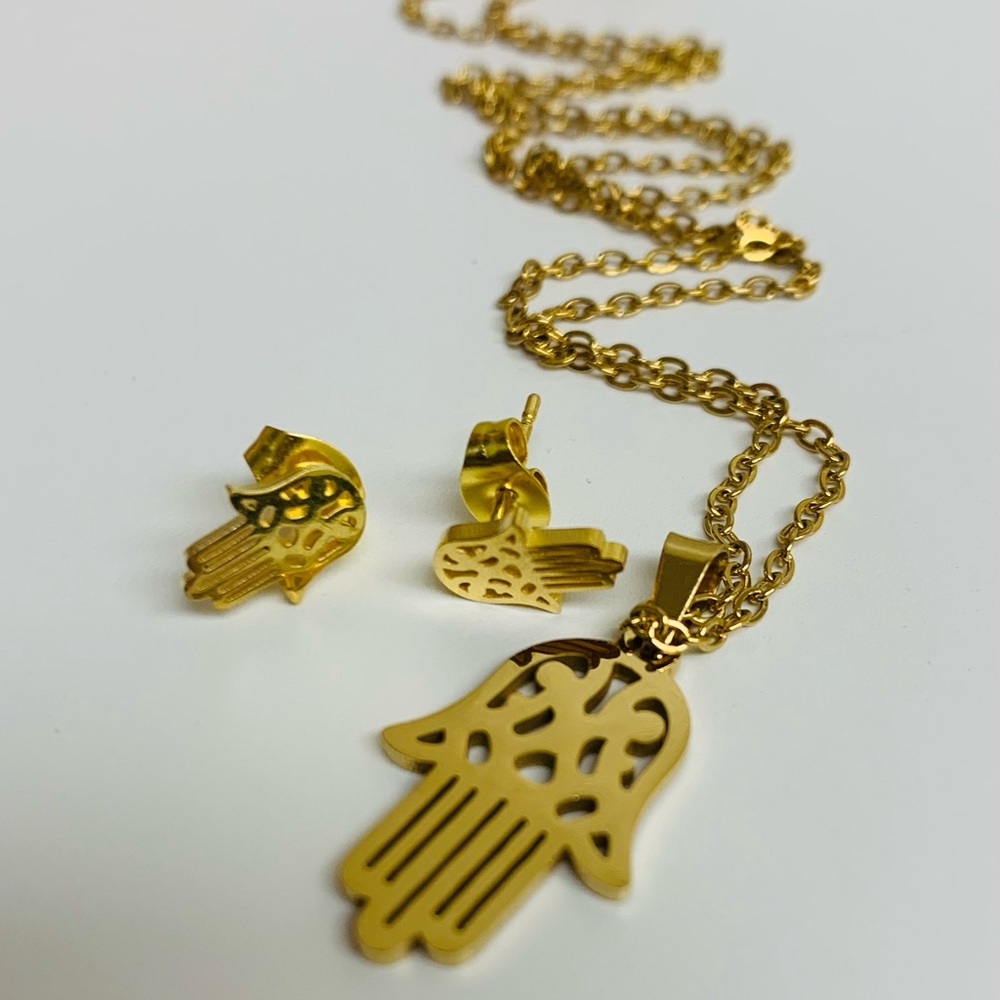 Elegant Gold Hamsa Necklace